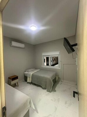3 bedrooms, desk, WiFi, bed sheets