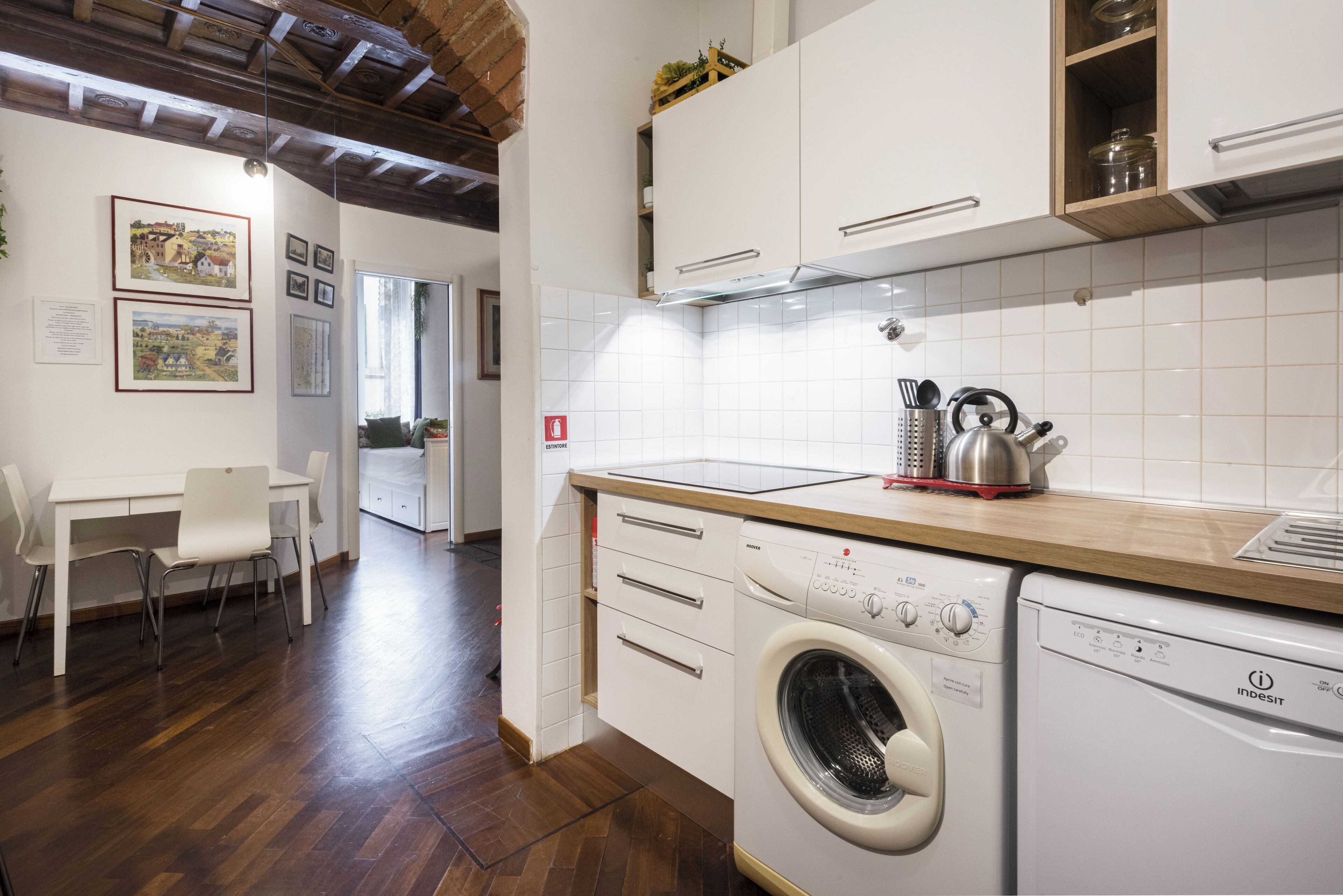 Refrigerador, placa de cocina, utensilios de cocina