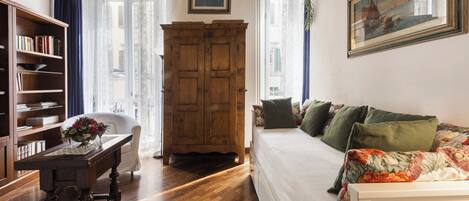 Superior-Apartment, Balkon, Flussblick | Wohnbereich