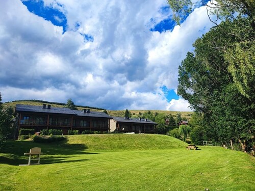 RDC 2 ch. 5 Pers. Piscine, Jardin Privé et Cheminée