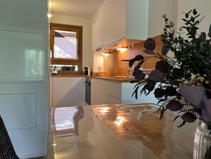 Een koelkast, een microgolfoven, een oven, een vaatwasser