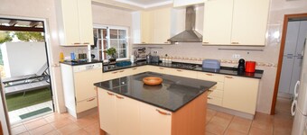 Spacious 4 Bedroom Villa with Private Pool, Walking distance to Tavira town