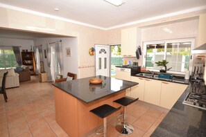 Réfrigérateur, micro-ondes, four, lave-vaisselle