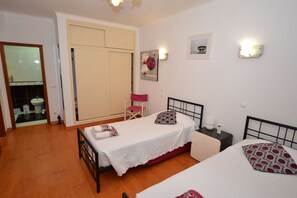 4 bedrooms, iron/ironing board, WiFi, bed sheets
