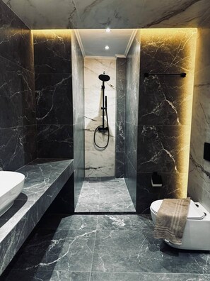 Superior-Apartment | Badezimmer | Dusche, Haartrockner, Handtücher, Seife