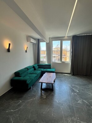 Superior-Apartment | Wohnbereich | 50-Zoll-Flachbildfernseher mit Digitalempfang