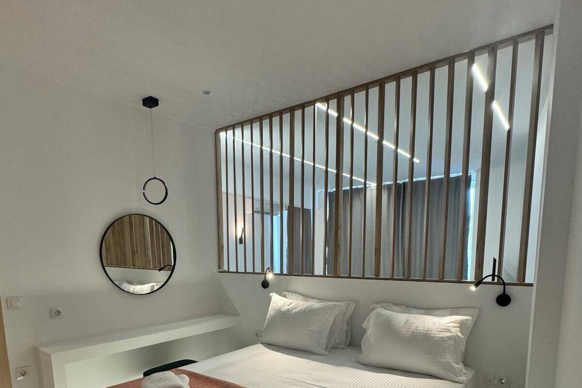 1 bedroom, premium bedding, desk, laptop workspace