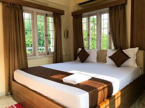 Deluxe Double Room, Balcony, City View | 1 bedroom, laptop workspace, blackout drapes, free WiFi