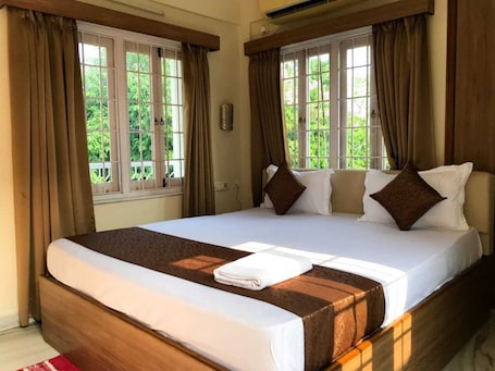 Habitación Deluxe doble, balcón, vistas a la ciudad | Espacio para trabajar con un portátil, cortinas opacas, wifi gratis. Ashray The Living Entity