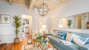 Un salon avec un canapé, une table basse et des objets de décoration.