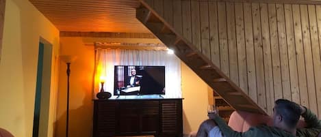 Smart TV, chimenea y impresora