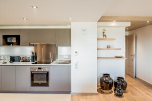 Køleskab, ovn, opvaskemaskine, kaffe-/temaskine