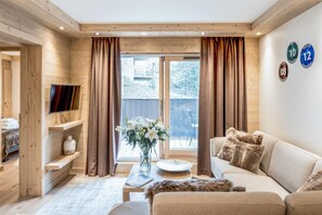 Living area - Wifi, 150m from ski slopes, 2nd floor, sauna, balcony, parking, tv, 64m², Courchevel (Courchevel)