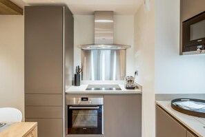 Réfrigérateur, four, lave-vaisselle, cafetière/bouilloire