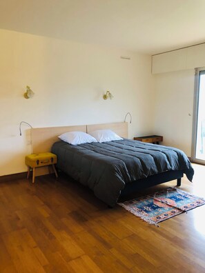 7 makuuhuonetta, työpöytä, silitysrauta/-lauta