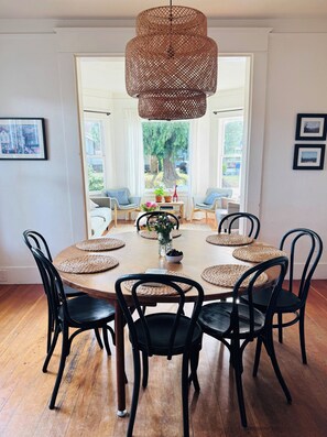 Dining - Live & Work in our historic Alberta Arts home. (Portland)