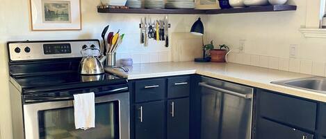 Køleskab, mikrobølgeovn, ovn, kogeplade