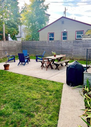 Outdoor dining - Live & Work in our historic Alberta Arts home. (Portland)