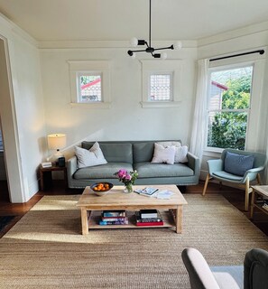 Een smart-tv, een dvd-speler, boeken en een printer