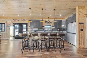 Kjøleskap, mikrobølgeovn, kokeplater og oppvaskmaskin