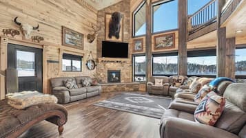 Una Smart TV, una chimenea