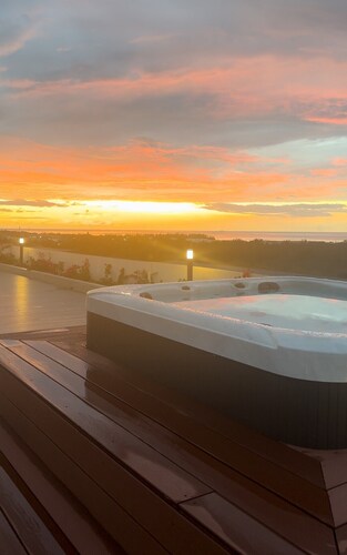 Charming 1-bedroom condo with Rooftop Pool and beautiful views