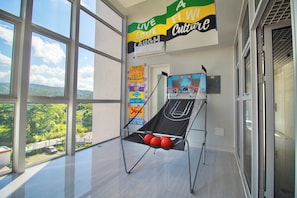 Game room - Charming 1-bedroom condo with Rooftop Pool and beautiful views (St. James Parish)