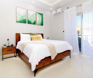 1 bedroom, iron/ironing board, WiFi, bed sheets - Charming 1-bedroom condo with Rooftop Pool and beautiful views (St. James Parish)