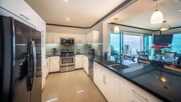 Réfrigérateur, micro-ondes, four, plaque de cuisson