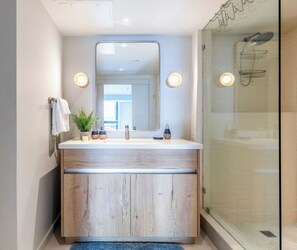 Douche, serviettes fournies, savon, papier de toilette