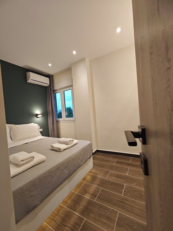 1 bedroom, premium bedding, desk, laptop workspace - Be my guest-Your Urban Stay (Thessaloniki)