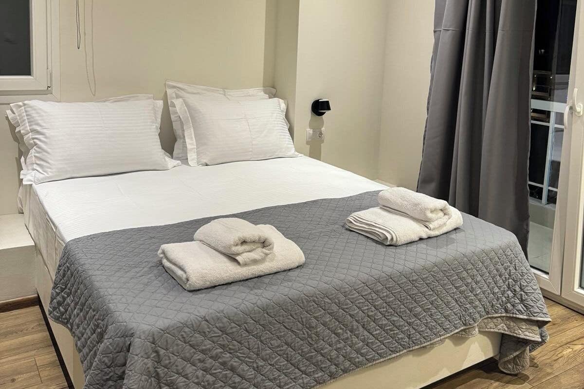 1 bedroom, premium bedding, desk, laptop workspace