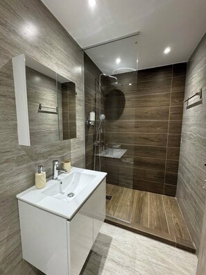 Appartement Supérieur, balcon | Salle de bain