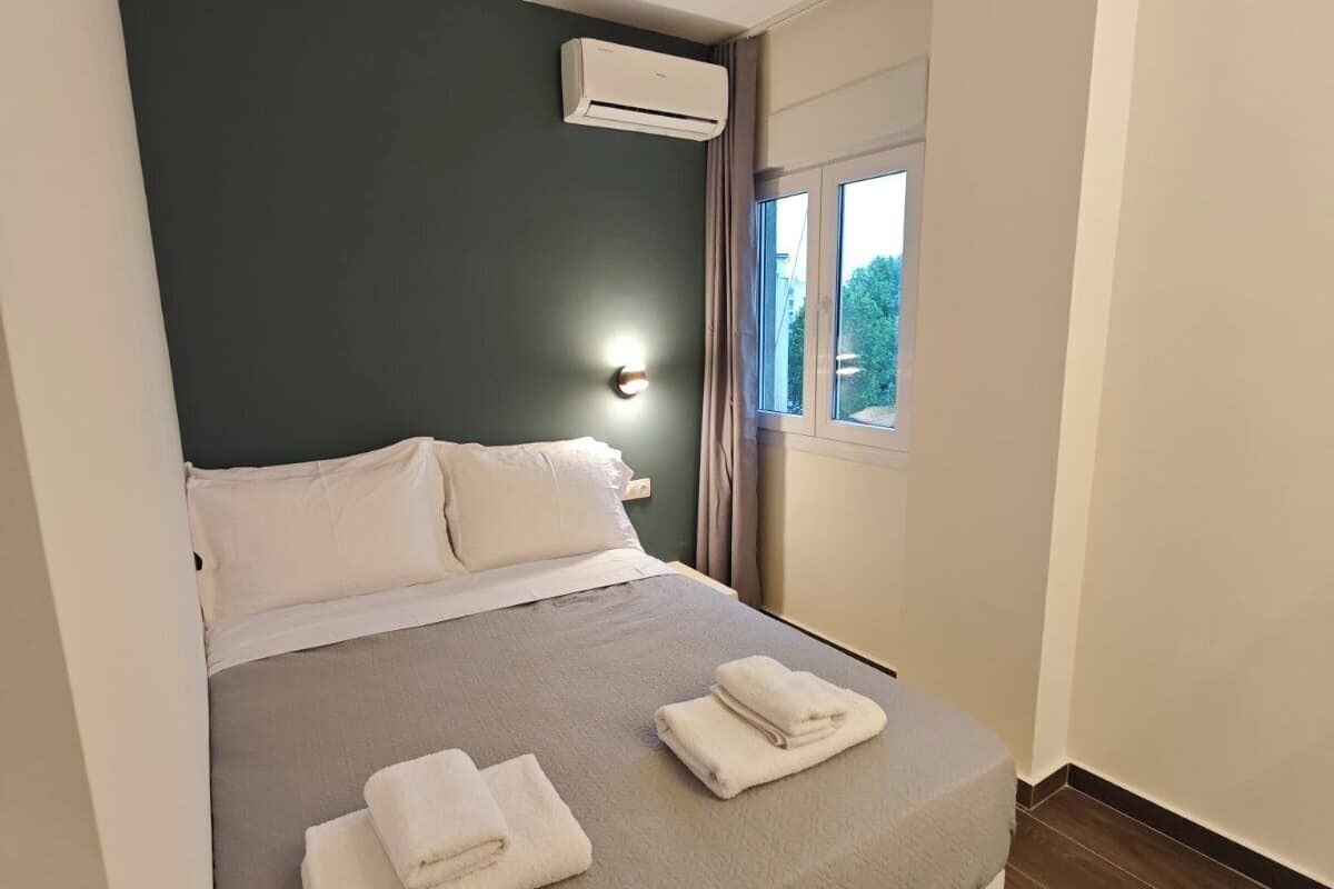 1 bedroom, premium bedding, desk, laptop workspace