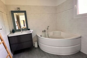 Hårføner, bidé, håndklær og såpe