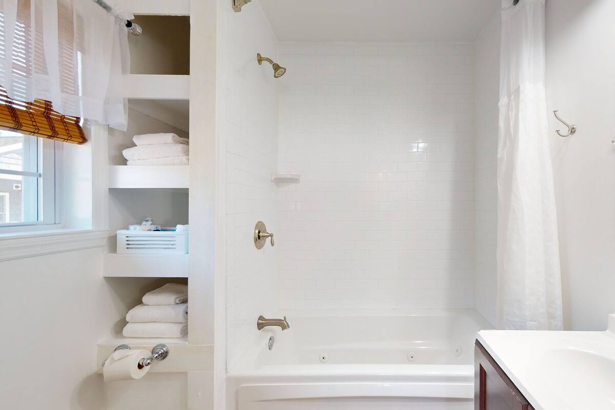 Sand Dune Estate | Bathroom | Hair dryer, towels, soap, shampoo