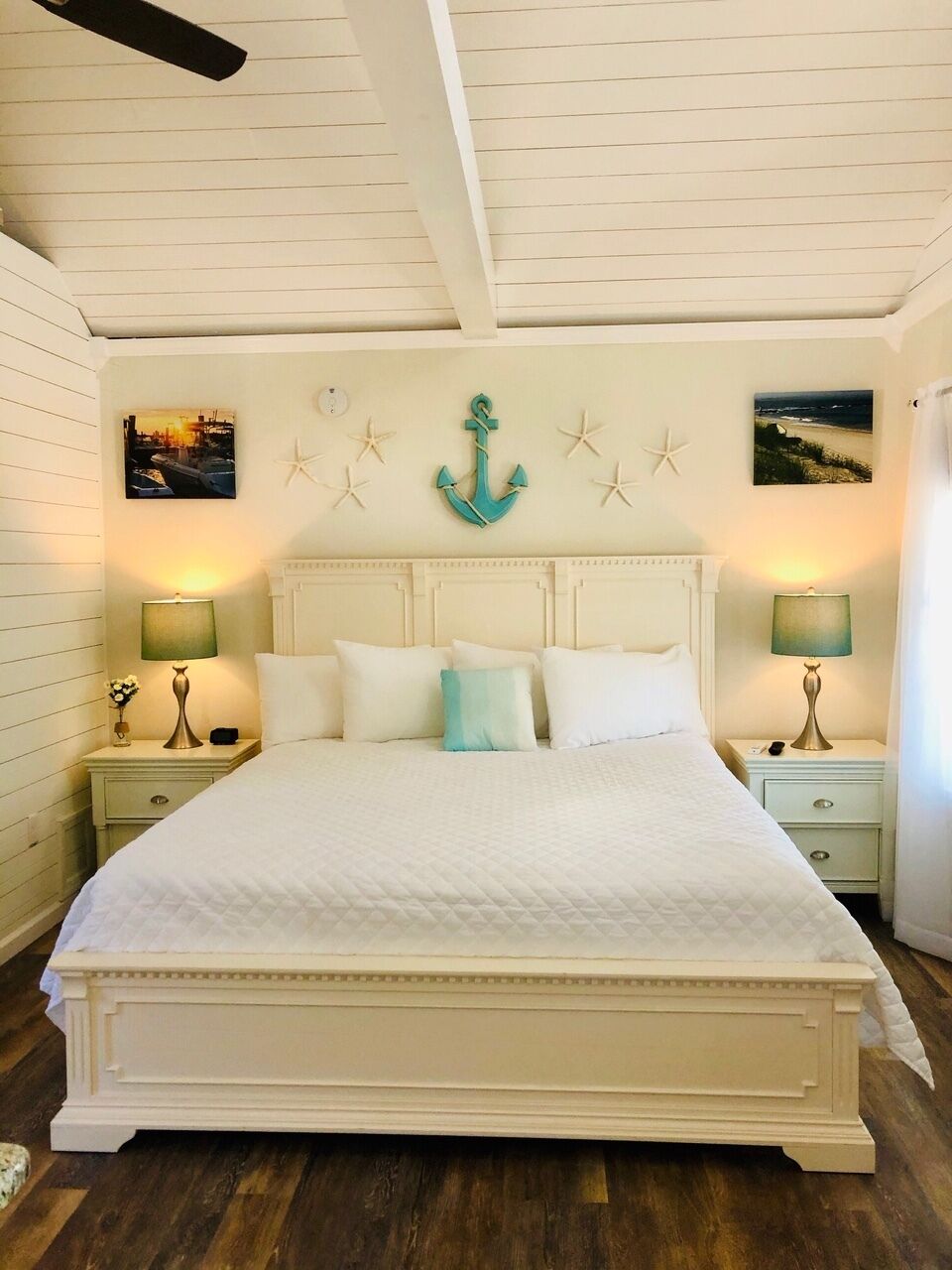 Muebles diferentes, cortinas blackout y tabla de planchar con plancha 