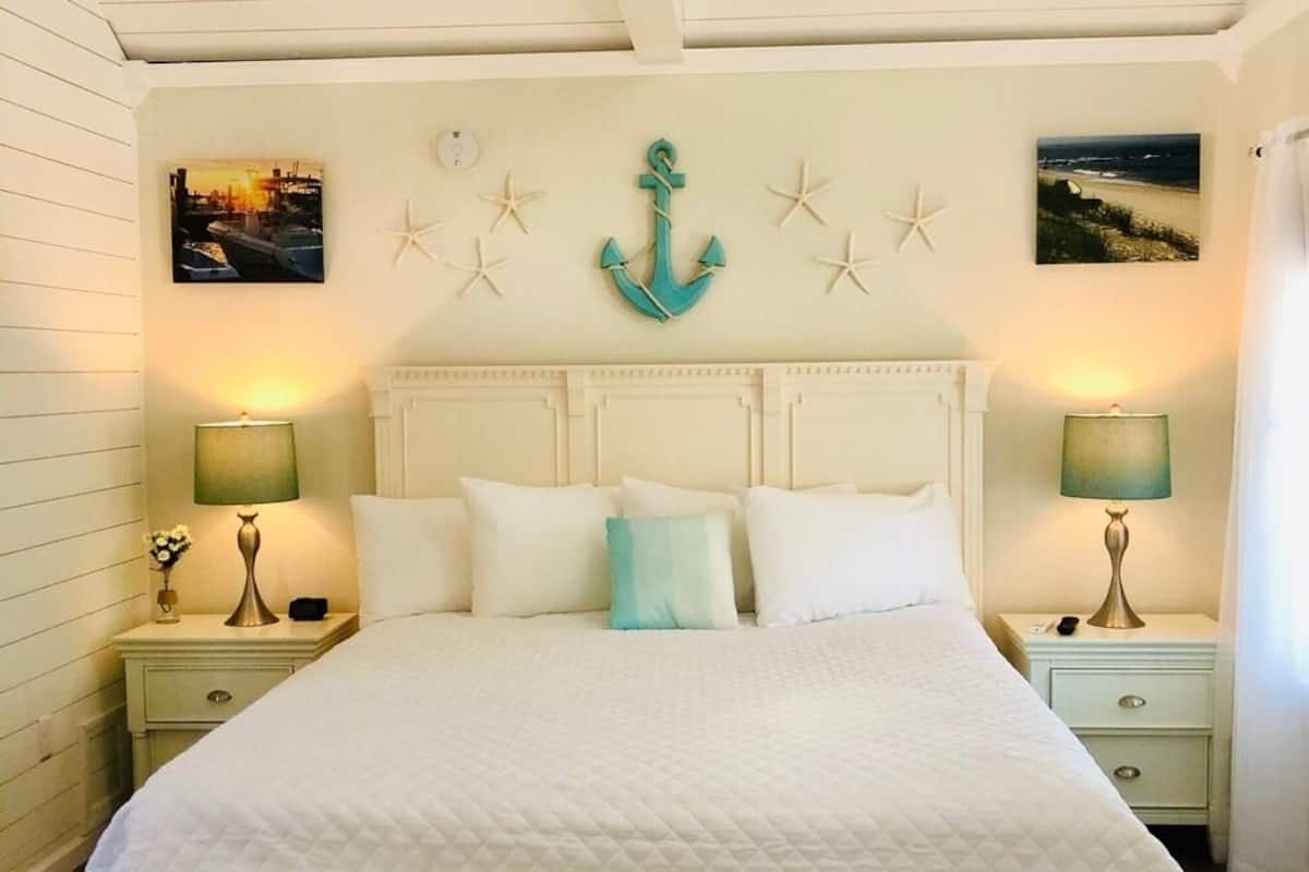 Muebles diferentes, cortinas blackout y tabla de planchar con plancha