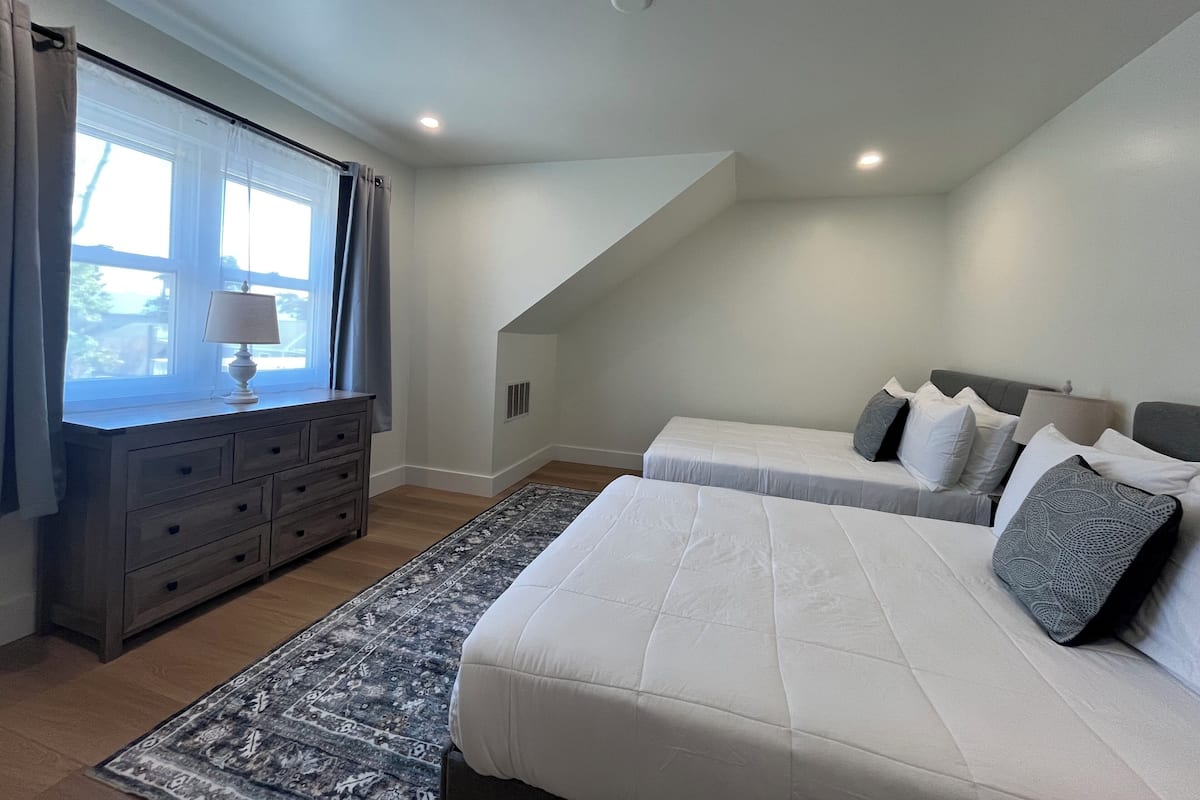 Hide Tide Two-Bedroom Estate | Unika möbler, mörkläggningsgardiner och strykjärn/strykbräda