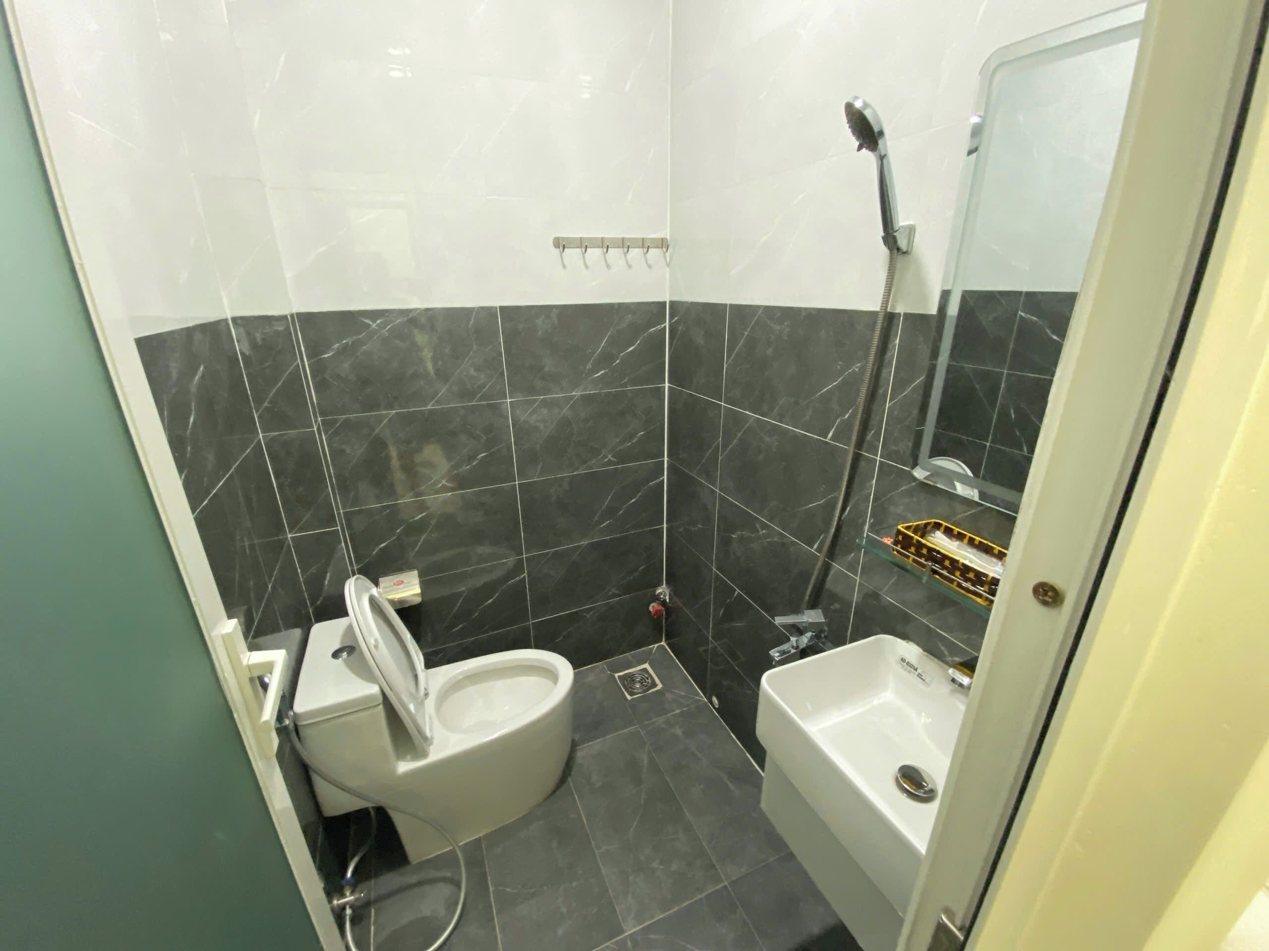 Un baño con inodoro, bidé y ducha.