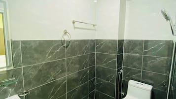 Deluxe Double Room, Balcony, City View | Bathroom