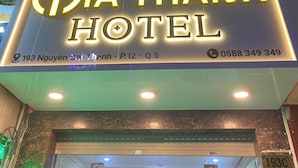 Das Schild des Gia Thanh Hotels mit Adresse und Telefonnummer.