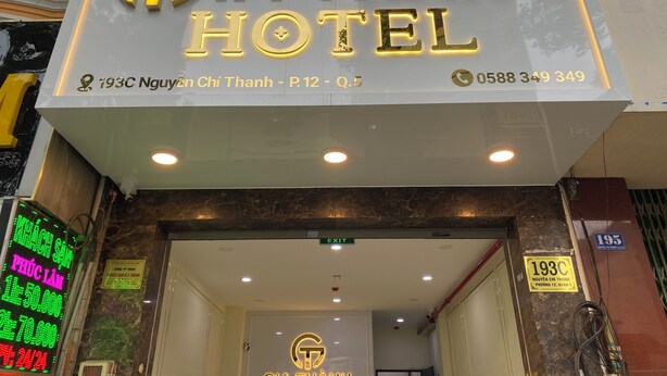 Das Schild des Gia Thanh Hotels mit Adresse und Telefonnummer.