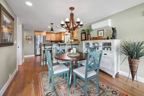 Dining - Pine Cove Cottage-Waterfront (Olympia)