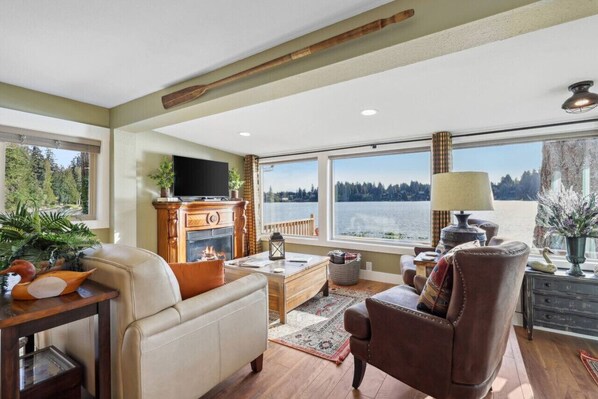 Televisión y chimenea 