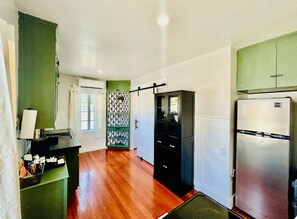 Micro-ondes, four, plaque de cuisson, serviettes en papier