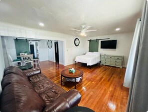 1 habitación, tabla de planchar con plancha, wifi y ropa de cama 