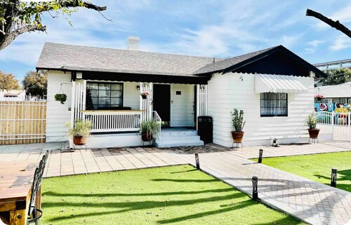 Cozy 2-bedroom hotel suites in enjoyable Glendale with WiFi, AC