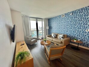 TV, offices - 2BR-2BA Oasis W-Stunning Views at Beachwalk (Hallandale Beach)