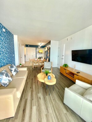 TV, offices - 2BR-2BA Oasis W-Stunning Views at Beachwalk (Hallandale Beach)